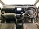 車内は光触媒抗菌消臭施工済です。インパネ周りはスタイリッシュなデザインで機能や装備も充実しています。グローブボックスやカップホルダーのほかにトレーなどたくさんの収納スペースが付いています。