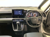 運転席周りのレイアウトをご覧ください。ナビゲーションが綺麗に装着されすっきり収まってますね!