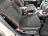 運転席です。シートは赤のパイピング仕様です。