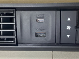 エアコン操作パネルの左側に、スマートフォンなどの充電可能なUSB端子と、音源などの外部入力の可能なUSB端子がついています。移動中に充電もできるので便利です。
