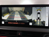 バックカメラの他に上から見下ろしたような画像が見れるアラウンド(全方位)モニター。前後左右を把握できる、すごい機能が装備されています!