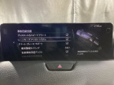 カメラが車線を認識してはみ出しそうになるとステアリングアシストが介入するレーン・キープ・アシストシステムを装備しております。お好みで作動・非作動の設定も可能です。