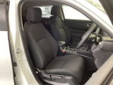 フロント広々、セパレートシートの運転席は、ハイトアジャスターが付いているので、快適にドライブができます。ハンドルはテレスコピック機能で、ハンドル位置を上・下・手前・奥に調節できます。
