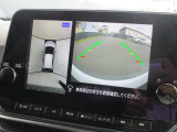 自車を真上から見下ろすように映し出すので周囲の状況が分かるアラウンドビューモニター搭載。フロントカメラとしても使用できます。車庫入れなど苦手な人の頼りになる助っ人です。