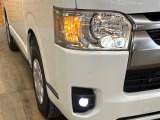 【LEDヘッドライト】悪天候や夜間走行時も良好な視界を確保し安心して運転できる高輝度LEDヘッドライトを装備!点灯速度が早く、消費電力も抑えられています。