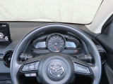 【ステアリングスイッチ】ステアリングスイッチは運転姿勢や視線を崩さずに操作が可能です。左側にはオーディオ類があります。