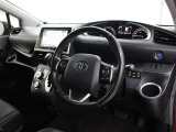 ベース車ではアクセントカラーがオレンジのインストルメントパネルを全てブラックとし、シックな室内となっています。