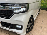 【LEDヘッドライト】悪天候や夜間走行時も良好な視界を確保し安心して運転できる高輝度LEDヘッドライトを装備!点灯速度が早く、消費電力も抑えられています。