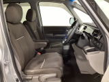 女性でも運転がしやすいように、シートの高さ調整機能(シートリフター)がついています。広い足元にゆったり座れるシートには肘掛も装備しており長距離の運転でも疲れにくいシートです。