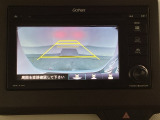 バックでの車庫入れも安心です! リアカメラが付いているバックモニター付のディスプレイオーディオを装備しております。操作線もついており距離感も画面から確認できます。