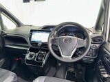 運転席まわりです。 各操作スイッチは使いやすい位置に配置されてます。