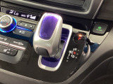 インパネシフトを採用しているので、前席の足元も広々としています。運転席と助手席の行き来もスムーズです!