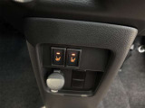 【シートヒーター】座席の内蔵ヒーターで身体を直接温める機能。エアコンより早く温まり、冬の車内でも即座に快適です。エンジンの温まりを待たずに済むため、寒い朝の始動直後に重宝される必須の快適装備です。