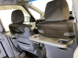 運転席・助手席の背もたれには、2列目シート用にカップホルダー付きの「格納式のシートバックテーブル」を装備しています。休憩時のちょっとした時間などカップを置いたり、小物置きに使えて便利です。