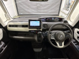 車内は光触媒抗菌消臭施工済です。スタイリッシュなデザインでスポーティなインパネ周りを演出します。グローブボックスやカップホルダーのほかにトレーなどたくさんの収納スペースが付いています。