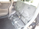 ◆チップアップ&ダイブダウン機構付【ULTR SEAT】は後席座面を左右分割で跳ね上げることができます。トランクで積載できない背の高い荷物をラクラク収納できます。ホンダ車ならではの人気装備です。