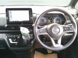すっきりとした運転席周りになっています。