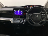 車内は光触媒抗菌消臭施工済です。インパネ周りはスタイリッシュなデザインで機能や装備も充実しています。グローブボックスやカップホルダーのほかにトレーなどたくさんの収納スペースが付いています。