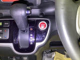 運転席周辺のスマートなレイアウトが、操作のしやすさを実現。快適なドライブをサポートします。