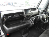 ★助手席周辺★ダッシュボードには豊富な収納BOXがありいつもすっきりとした車内!ほしい場所にちょうど良い収納を備えています。大きなフロントガラスによって見晴らしも良く快適な座り心地となっております