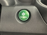 ECON モードをON にするとアクセルペダルの動きに対するエンジンの反応とエアコンの制御を切り換えることで、燃費のいい運転をするドライバーがペダルを踏んだ時と同じようにエンジンを制御します。
