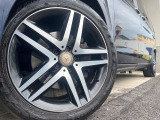 ●純正アルミホイール:輸入車ならではの卓越した走りを支えるホイールと足回りです!日本車の走りに慣れている方にもぜひ体感して頂きたいほど、高いレベルでまとまっています!