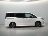 両側パワースライドドア付きだから、狭い駐車スペースなどでの 乗り降りラクラク!小さなお子さまのいるご家庭には嬉しい装備。