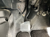 パーキングブレーキは、フットブレーキタイプです。