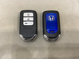 スマートキーを装備しています。鍵を差し込むことなくドアロックの開け閉めと、スタートボタン操作でのエンジンスタートができます。ボタン操作でトランクが開けられるトランクオープナーもついています。