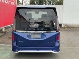 セレナならではのハーフバックドアは、後ろに停まっている車や壁からの距離が近くても気軽にドアを開けて荷物の出し入れが可能です。