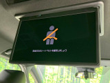 【後席モニター】家族や友人とお出かけする機会が多い方に大人気の後席モニターを装備!見やすい位置に画面がありテレビやDVDの視聴も快適!友達もお子様も、後席にしか乗らなくなるかも??