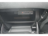車検証ケースの収納はもちろん、見られたくない小物もすっきり収納できます。ドラレコの本体はこちらに装備されてます。