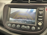 リバースギアに入れるだけで後方の表示へ切り替わります。夜間や雨の日の駐車も楽になりますよ。