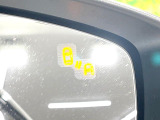 【ブラインドスポットモニタリング】走行中、ドアミラーの死角になりやすい箇所に後続車が接近するとサイドミラー付近に警告を表示、ドライバーに注意喚起をしてくれます。
