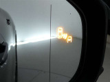 隣車線を走る車両をレーダーで検知し、ドアミラーでは確認しにくい後側方エリアに存在する車両に加え、急接近してくる車両も検知します。車両を検知するとドアミラーに搭載されたLEDインジケーターが点灯します。