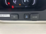 充電用USB端子と、シガーソケット電源が用意されております。