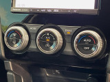 【左右独立型フルオートエアコン】運転席と助手席でそれぞれお好みの温度に設定可能。同乗者にも配慮した、快適な空調をお届け致します。
