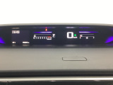デジタル表示のスピードメーターとタコメーターを大きく配した見やすいメーター部になっています。左側のインフォメーション画面でオドメーターや燃費などの情報を確認できます。