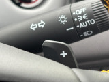 運転席の手元でシフトアップシフトダウンの操作が可能なパドルシフトを装備しています♪