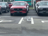 フロントガラスへの投影型であるヘッドアップディスプレイ。車速や交通標識、ナビゲーションの案内などの情報が映し出されます!
