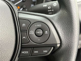 前方の車との車間を設定し、スピードを上げたり緩めたりを自動で行ってくれる追尾式の「レーダークルーズ」。上級装備の一つです!高級車にしかつかない嬉しい機能です。