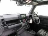 ダイハツのお店では、ダイハツ車を知り尽くしたプロフェッショナルが、専用の診断機器を使って各システムを点検しております。
