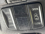 【両側パワースライドドア】スマートキーや運転席のスイッチで後席両側スライドドアの開閉が可能♪電動だから力を入れてドアを開ける必要が無く、小さなお子様でも簡単に開け閉めでき快適です♪