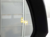 隣車線を走る車両をレーダーで検知し、ドアミラーでは確認しにくい後側方エリアに存在する車両に加え、急接近してくる車両も検知します。車両を検知するとドアミラーに搭載されたLEDインジケーターが点灯します。