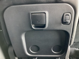 前席背面に、荷物が掛けられるフックが付いています。