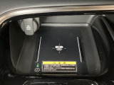 センターコンソールにはワイヤレス充電器を装備してます。Qi(チー)規格対応のスマートフォンなどを置くだけでワイヤレスで充電可能です。またスマートフォンの充電可能なUSB端子なども別途装備しています。