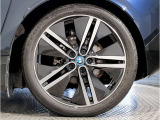 BMWの純正アロイホイールは軽量かつ強度にも優れているホイールで走行性能を引き上げる設計になっております。足元にもBMWは妥協がなくこだわっている個所になります。