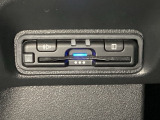 ハンドルの左下にETCがついています。高速道路の料金所の通過も楽々です。カードの取り出しもしやすい場所についています。