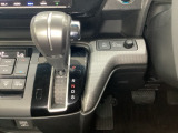 CVT車のセレクトレバーです。低速から高速まで、変速ショックのないスムーズな走りを実現するとともに、エンジン効率のよい領域を維持することで燃費にも貢献します。