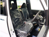 お車選びをお楽しみ頂けるよう、在庫車の展示スペースを十分に確保しております。